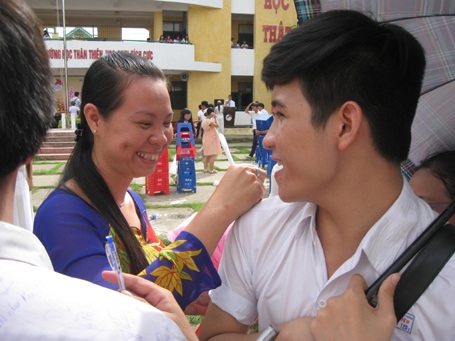 Độc đáo lưu bút ngày ra trường - 7 Cô ghi lưu bút cho trò.