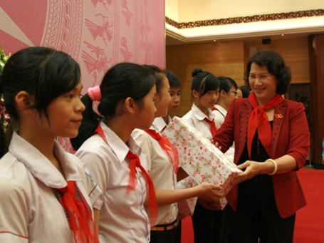 Dũng sĩ nhí báo công “nghìn việc tốt” - 10 Tiếp đó, 72 dũng sĩ nghìn việc tốt cũng vinh dự được gặp Phó Chủ tịch Quốc hội Nguyễn Thị Kim Ngân.