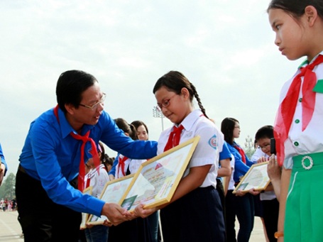 Dũng sĩ nhí báo công “nghìn việc tốt” - 4 Tại buổi lễ, các dũng sĩ nhí vinh dự được nhận bằng khen của T.Ư Đoàn.