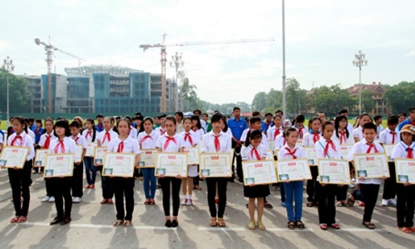 Dũng sĩ nhí báo công “nghìn việc tốt” - 5 Những dũng sĩ nhí Nghìn việc tốt nhận bằng khen.