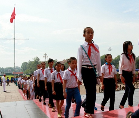 Dũng sĩ nhí báo công “nghìn việc tốt” - 6 Các em vào lăng viếng Chủ tịch Hồ Chí Minh.