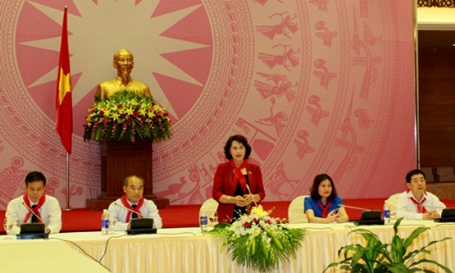 Dũng sĩ nhí báo công “nghìn việc tốt” - 9 Tiếp đó, 72 dũng sĩ nghìn việc tốt cũng vinh dự được gặp Phó Chủ tịch Quốc hội Nguyễn Thị Kim Ngân.