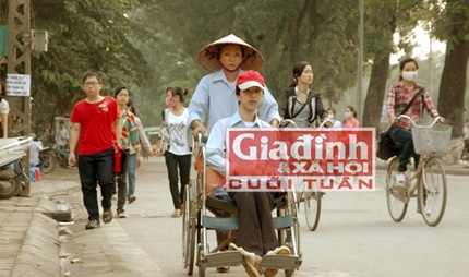 Người mẹ nghèo ròng rã đẩy xe lăn cùng con theo đuổi con chữ - 1 Người mẹ nghèo ròng rã đẩy xe lăn cùng con theo đuổi con chữ