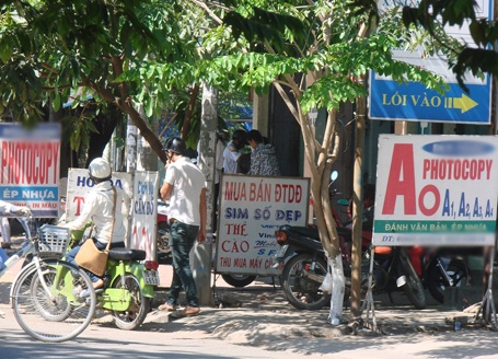 Quảng Ngãi: Thị trường “phao” thi hoạt động tinh vi - 6 Không vừa ý nơi phát hành, 2 học sinh đi tìm phao thi ở cửa hàng photocopy B. N. nằm bên cạnh.