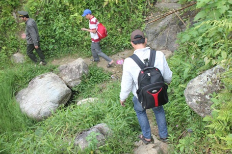 Con đường mòn đầy đá chông chênh dẫn tới điểm trường Đắk Bối