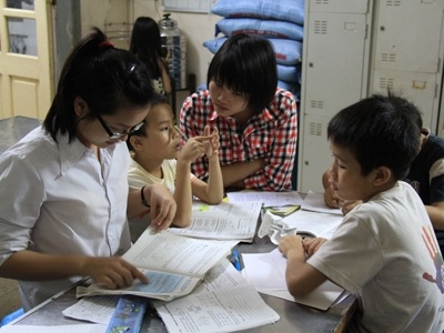 Nhóm Hiền, Uyên đang dạy các em nhỏ học bài tại Làng trẻ Birla (Hà Nội). (Ảnh: Trường Phong)