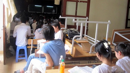 Học gì ở “lò” luyện hơn 700 học sinh? - 1 Ngồi học tràn ra cả hành lang tại “lò” luyện thi trên phố Chùa Bộc (Hà Nội)