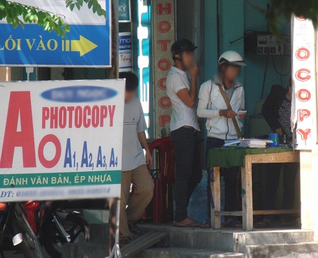 Quảng Ngãi: Thị trường “phao” thi hoạt động tinh vi - 4 Hai học sinh nam đang xem phao thi có kích thước siêu mini tại tiệm D. N.