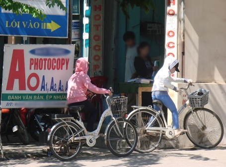 Quảng Ngãi: Thị trường “phao” thi hoạt động tinh vi - 5 Hai học sinh nam vừa đi, 2 học sinh nữ vừa đến tìm mua phao thi mini.
