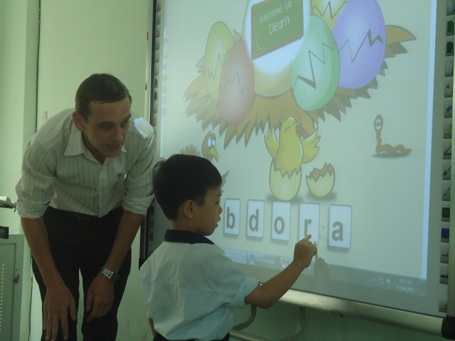 Khi học sinh được vui học tiếng Anh - 1 Học sinh Trường Châu Văn Liêm trong một tiết học Anh văn với giáo trình i-Learn. (Ảnh: T.Th)