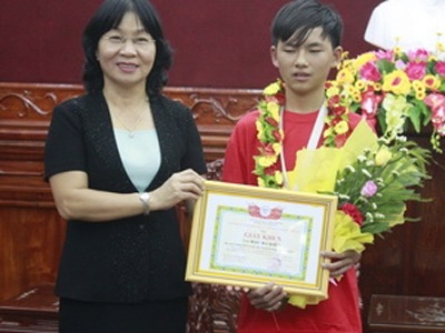 Cậu học trò lớp 9 giành giải sáng tạo trẻ quốc tế - 1 Nhà sáng tạo trẻ Đậu Bá Kiên tại buổi lễ tuyên dương. (Ảnh: Đậu Tất Thành/TTXVN)