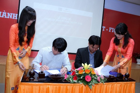 ĐH FPT thành lập công ty giúp sinh viên lập nghiệp sớm - 1 Lễ ký kết hợp đồng đầu tiên của Công ty FTICO