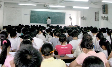“Lơ” lò luyện, sĩ tử chọn ôn thi online - 2 Cảnh chen chúc ôn tập mùa thi đã không còn phổ biến