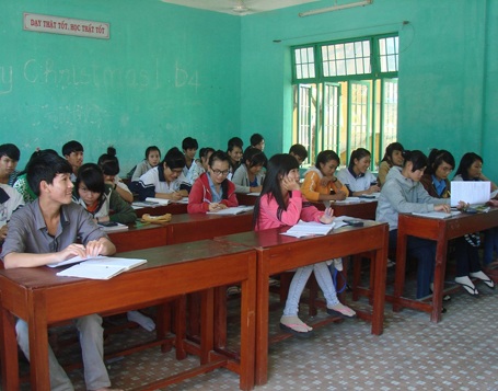 Quảng Ngãi: Thi tốt nghiệp môn tiếng Anh, HS miền núi lo lắng - 2 Học sinh Trường THPT Trần Quang Diệu (huyện Mộ Đức, Quảng Ngãi) trong buổi học ôn sáng ngày 28/5