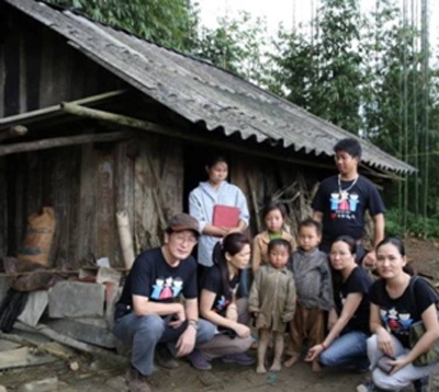 Đoàn tình nguyện viên của Cơm Có Thịt bên căn nhà của Ghênh