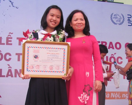 Trao giải cuộc thi quốc tế UPU lần thứ 42 - 1 Em Đào Thụy Thùy Dương hạnh phúc bên người thân