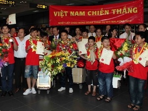 Sa bàn giao thông của HS Hà Tĩnh giành Huy chương Vàng quốc tế - 1 Niềm vui của các em học sinh và người nhà. (Ảnh: TTXVN)