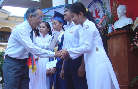 Quảng Ngãi: Trao 10 suất học bổng tới HS Trường THPT chuyên Lê Khiết - 1 Quảng Ngãi: Trao 10 suất học bổng tới HS Trường THPT chuyên Lê Khiết