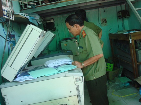 Lực lượng PA83 đang kiểm tra điểm photocopy D.N. trong sáng nay 30/5.