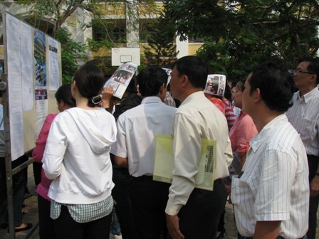 TPHCM công bố môn thi lớp 10 năm 2013 - 1 Phụ huynh xem chỉ tiêu tuyển sinh lớp 10