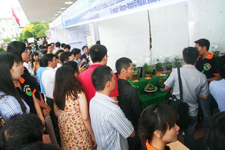TP Huế: Triển lãm sản phẩm sáng tạo của SV, cán bộ trẻ  - 1 Đông đảo người quan tâm tại Huế đến xem các sản phẩm sáng tạo.