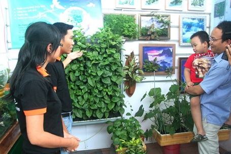 TP Huế: Triển lãm sản phẩm sáng tạo của SV, cán bộ trẻ  - 2 Đông đảo người quan tâm tại Huế đến xem các sản phẩm sáng tạo.