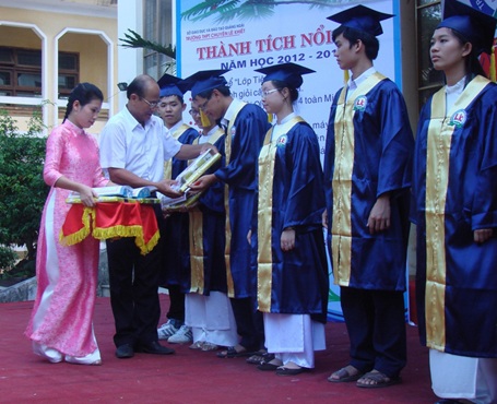 Quảng Ngãi: Trao 10 suất học bổng tới HS Trường THPT chuyên Lê Khiết - 2 Quảng Ngãi: Trao 10 suất học bổng tới HS Trường THPT chuyên Lê Khiết