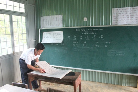 Thầy Lê Quốc Anh tranh thủ làm đồ dùng học tập để giúp cho các em học sinh dễ tiếp thu hơn