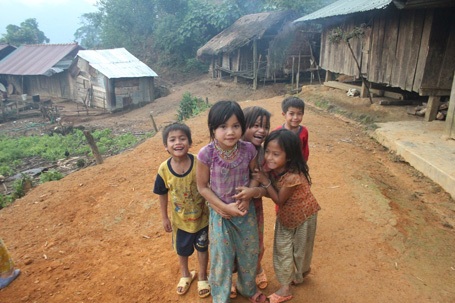 Trẻ em ở Đắk Bối ít được tiếp xúc với bên ngoài, điều kiện sống ở đây còn rất nhiều khó khăn