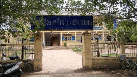 Để học sinh đứng lớp, thầy giáo bị khiển trách - 1 Trường tiểu học Tân Hùng (xã Ngọc Chánh, huyện Đầm Dơi, tỉnh Cà Mau) nơi xảy ra vụ việc.