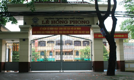Hiệu trưởng nhận hàng chục triệu đồng tiền trợ cấp trái quy định - 1 Trường THPT Lê Hồng Phong (quận Hồng Bàng, Hải Phòng) nơi xảy ra vụ việc