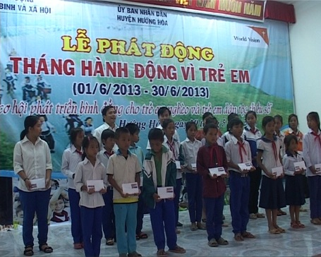 Quảng Trị: Trao quà tới trẻ em học sinh nghèo vượt khó học giỏi - 1 Lãnh đạo tỉnh Quảng Trị trao quà cho các em học sinh nghèo vượt khó học giỏi