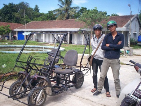 Chàng SV ráp thành công xe ô tô điện từ... đồ phế thải - 1 Chiếc xe ô tô điện ban đầu của Việt chỉ có thế này.