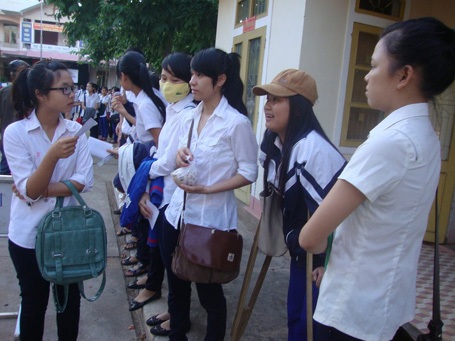 Hai thí sinh chống nạng, đi xe lăn quyết tâm thi đỗ tốt nghiệp - 3 Kiều cùng các thí sinh khác nói chuyện trước giờ thi.
