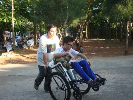 Hai thí sinh chống nạng, đi xe lăn quyết tâm thi đỗ tốt nghiệp - 4 Thí sinh Lê Lợi được anh rể Nguyễn Đức Thuận đẩy xe lăn tới phòng thi