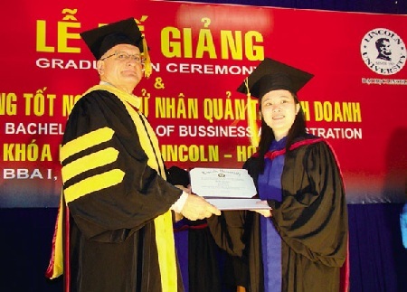 Cơ hội nhận bằng Cử nhân quốc tế - 2 Lễ tốt nghiệp Cử nhân Quản trị kinh doanh của Đại học Lincoln - Hoa Kỳ.