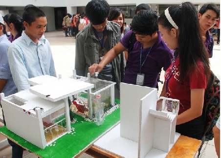 HUTECH chính thức tuyển sinh ngành Kiến trúc - 2 Sinh viên khoa Kiến trúc - Mỹ thuật HUTECH được biết đến với khả năng sáng tạo tích cực.