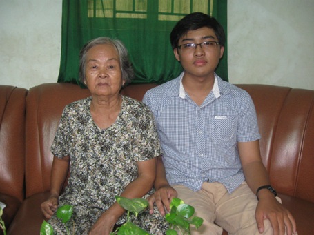 Gặp thủ khoa tốt nghiệp người dân tộc Khmer - 3 Bà ngoại vui với thành tích của Phong.
