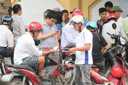 Lực lượng phát tờ rơi bủa vây phụ huynh (Ảnh: Doãn Hòa)