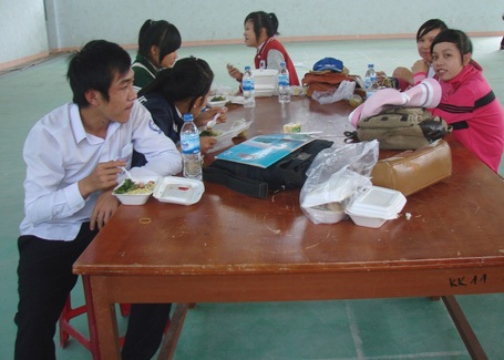 Tiếp sức cơm chay miễn phí đến thí sinh vùng cao - 7 Tiếp sức cơm chay miễn phí đến thí sinh vùng cao
