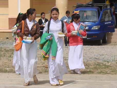 Tiếp sức cơm chay miễn phí đến thí sinh vùng cao - 5 Tiếp sức cơm chay miễn phí đến thí sinh vùng cao