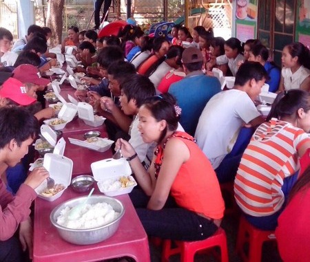 Bữa cơm ngày thi đầu tiên của các em học sinh trường THPT A Túc.
