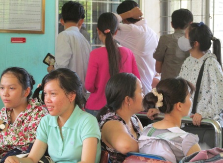 Sau Tết Đoan Ngọ, sĩ tử ồ ạt lên đường ôn thi - 1 Chen chúc mua vé tàu.