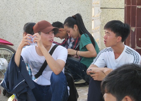Sau Tết Đoan Ngọ, sĩ tử ồ ạt lên đường ôn thi - 3 Trò chuyện trong lúc chờ tàu.