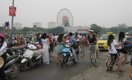 Giới trẻ Hà thành đi chụp ảnh hoa sen đông như hội - 4 Người người rủ nhau đi ngắm hoa, chụp ảnh hoa sen cuối tuần.