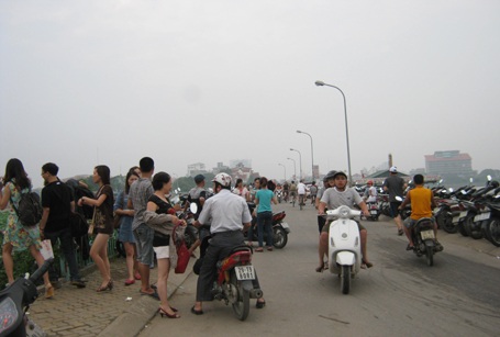 Giới trẻ Hà thành đi chụp ảnh hoa sen đông như hội - 3 Người người rủ nhau đi ngắm hoa, chụp ảnh hoa sen cuối tuần.