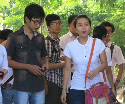 “Cố lên 12 ơi!” - 1 Trước giờ G, các sĩ tử tại Đà Nẵng tỏ ra khá thoải mái. (Ảnh: Khánh Hiền)