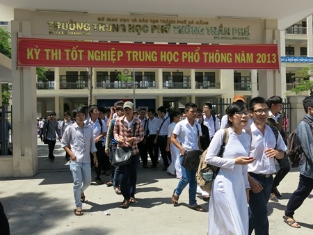 Các thí sinh vừa hoàn thành buổi thi môn đầu tiên tại Đà Nẵng. (Ảnh: Khánh Hiền)