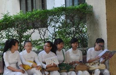 Thí sinh tranh thủ ôn bài trước giờ thi. (Ảnh: Hà An)
