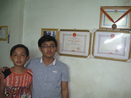 Gặp thủ khoa tốt nghiệp người dân tộc Khmer - 1 Em Sơn Hùng Phong cùng em trai bên bảng thành tích của mình.
